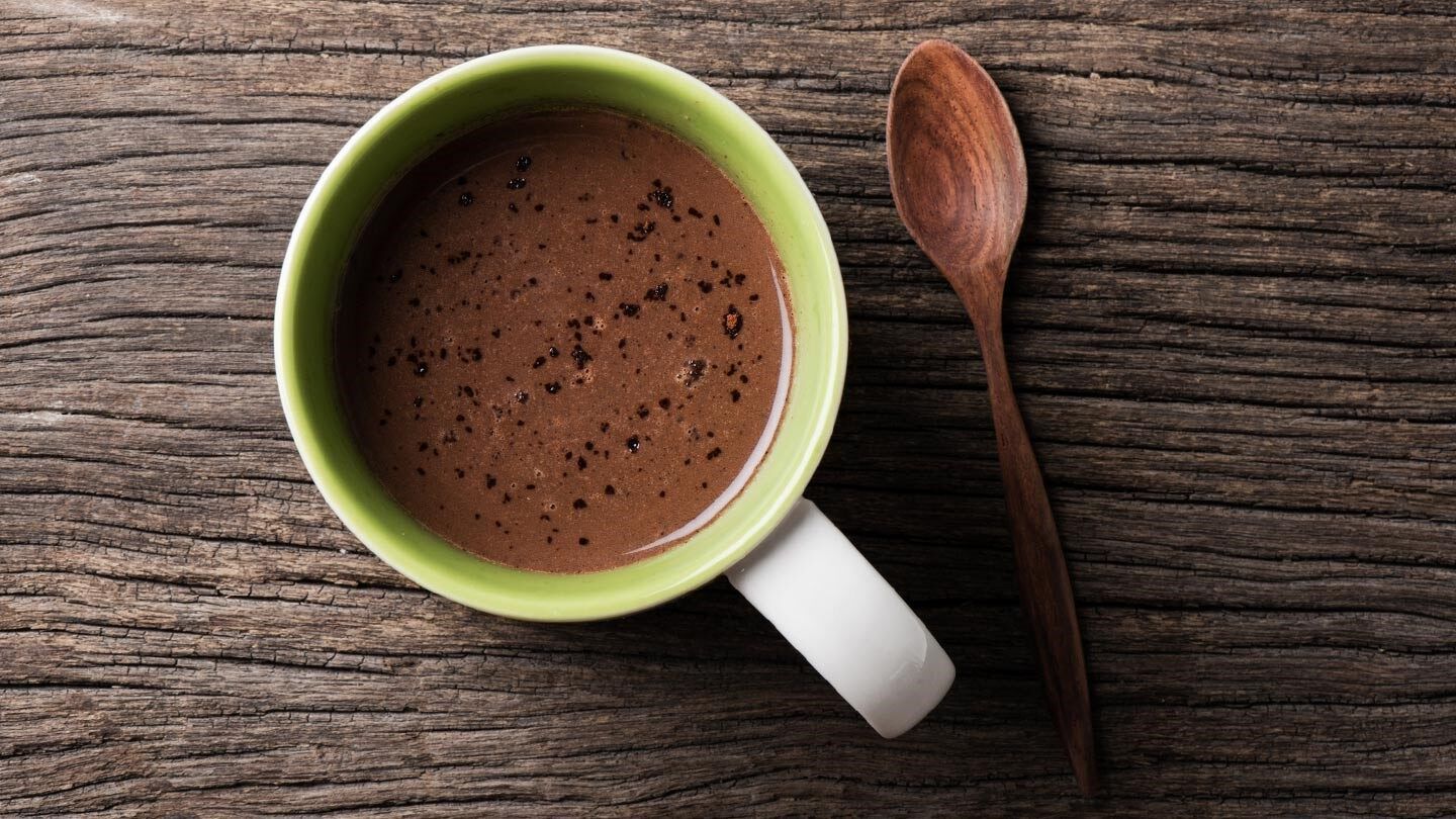 a mug of sugar-free hot cocoa