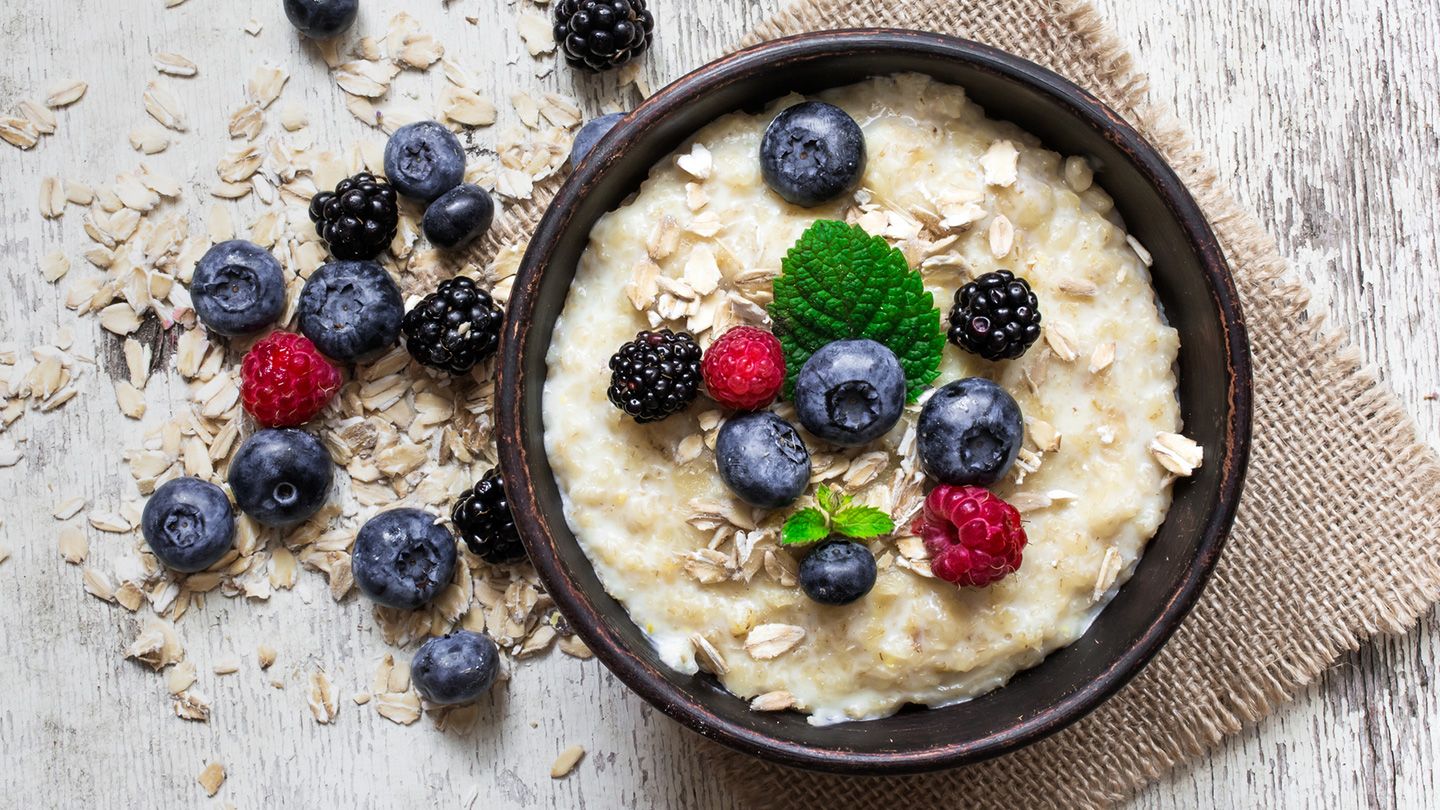 Quick-and-Easy-Snacks-for-Diabetes-Oatmeal-and-Berries-1440x810