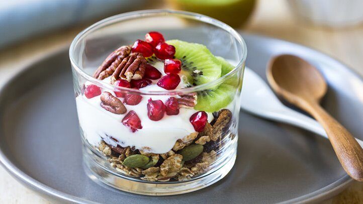 Greek yogurt with pomegranate seeds and kiwi